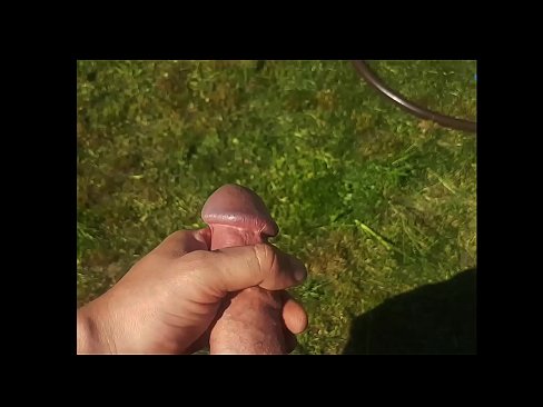 ❤️ Hottie si fa scopare a figa rosa è cums cun un squirt in un giardinu d'estate ️❌ Super porn à noi