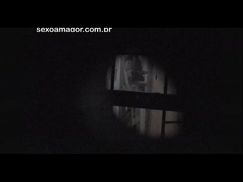 ❤️ Blondie hè videoregistrata in segretu da un voyeur di u quartieru nascostu daretu à i mattoni cavi ️❌ Super porn à noi